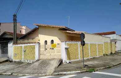 Imagem: A casa possui 2 Dormitórios, 1 Banheiro, 1 Vaga na garagem