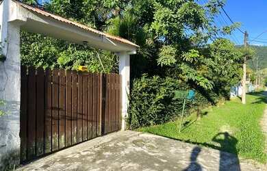 Imagem: A casa possui 4 Dormitórios, 4 Banheiros, 5 Vagas na garagem