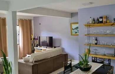 Imagem: A casa possui 2 Dormitórios, 2 Banheiros, 2 Vagas na garagem