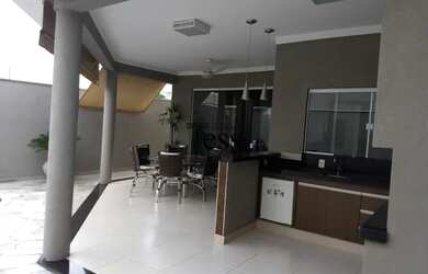 Imagem: A casa em condomínio possui 3 Dormitórios, 5 Banheiros, 250m²