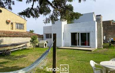 Imagem: A casa possui 2 Dormitórios, 3 Banheiros, 4 Vagas na garagem