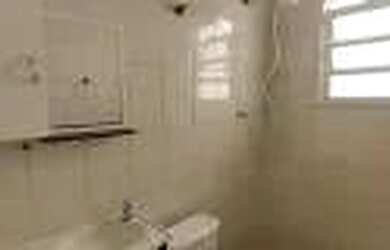 Imagem: A casa possui 3 Dormitórios, 2 Banheiros, 1 Vaga na garagem