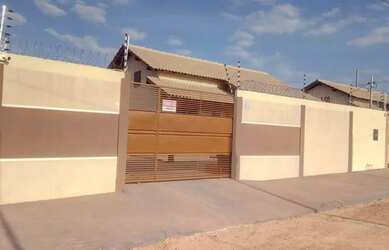 Imagem: A casa possui 2 Dormitórios, 1 Banheiro, 2 Vagas na garagem