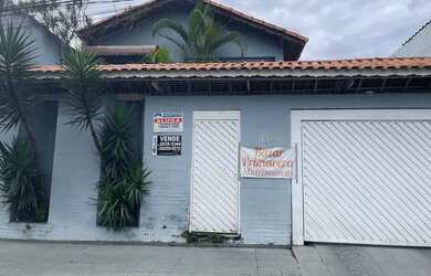 Imagem: A casa possui 3 Dormitórios, 3 Banheiros, 4 Vagas na garagem