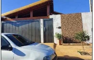 Imagem: A casa possui 3 Dormitórios, 1 Banheiro, 1 Vaga na garagem