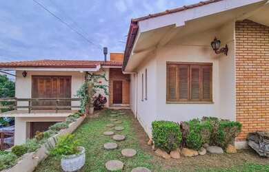 Imagem: A casa possui 3 Dormitórios, 3 Banheiros, 2 Vagas na garagem