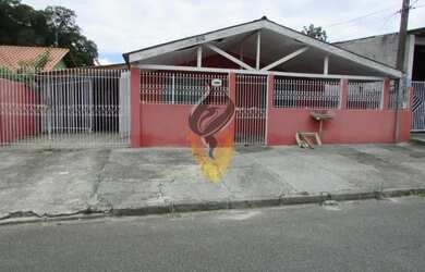 Imagem: A casa possui 3 Dormitórios, 2 Banheiros, 3 Vagas na garagem