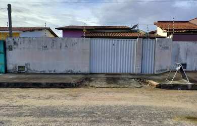 Imagem: A casa possui 3 Dormitórios, 2 Banheiros, 2 Vagas na garagem
