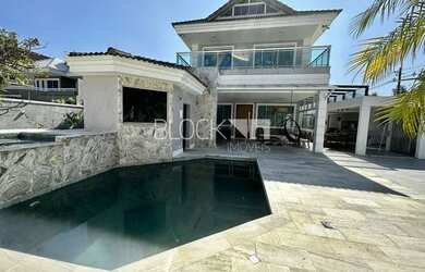 Imagem: A casa em condomínio possui 5 Dormitórios, 5 Banheiros, 2