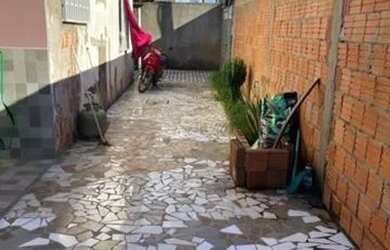 Imagem: A casa possui 3 Dormitórios, 2 Banheiros, 1 Vaga na garagem