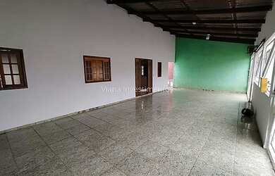 Imagem: A casa possui 3 Dormitórios, 1 Banheiro, 2 Vagas na garagem