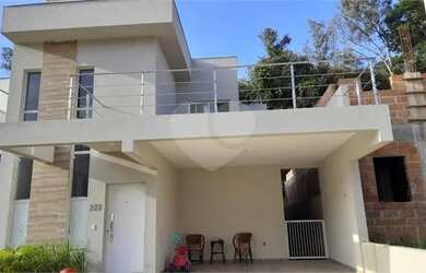 Imagem: A casa possui 3 Dormitórios, 2 Banheiros, 2 Vagas na garagem