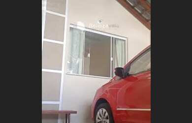 Imagem: A casa possui 3 Dormitórios, 2 Banheiros, 2 Vagas na garagem