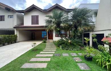 Imagem: A casa em condomínio possui 5 Dormitórios, 5 Banheiros, 4