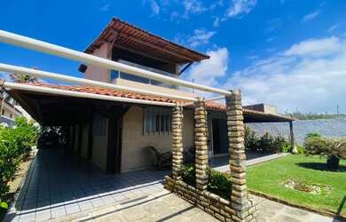 Imagem: A casa possui 4 Dormitórios, 5 Banheiros, 5 Vagas na garagem