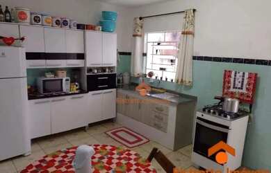 Imagem: A casa possui 1 Dormitório, 1 Banheiro, 1 Vaga na garagem