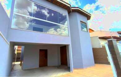 Imagem: A casa possui 4 Dormitórios, 3 Banheiros, 2 Vagas na garagem