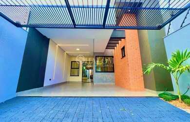 Imagem: A casa possui 3 Dormitórios, 1 Banheiro, 2 Vagas na garagem