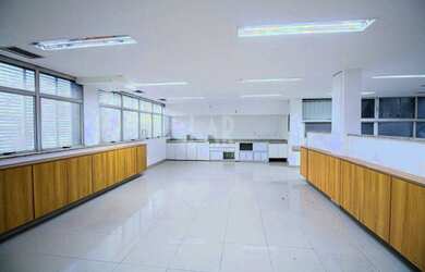 Imagem: O depósito possui 5 Vagas na garagem e 2679m² de Área e está