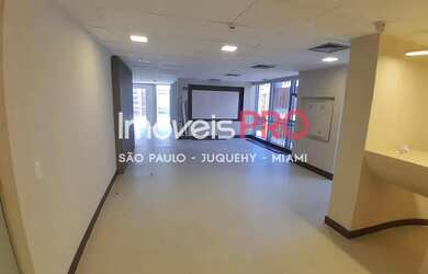 Imagem: O depósito possui 4 Vagas na garagem, 330m² de Área e está