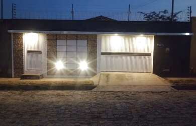 Imagem: A casa possui 3 Dormitórios, 2 Banheiros, 2 Vagas na garagem