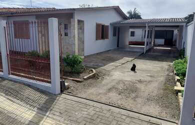 Imagem: A casa possui 4 Dormitórios, 2 Banheiros, 2 Vagas na garagem