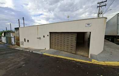 Imagem: A casa possui 3 Dormitórios, 2 Banheiros, 3 Vagas na garagem