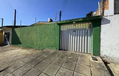 Imagem: A casa possui 3 Dormitórios, 2 Banheiros, 3 Vagas na garagem