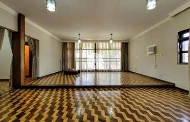 Imagem: A casa possui 4 Dormitórios, 5 Banheiros, 4 Vagas na garagem