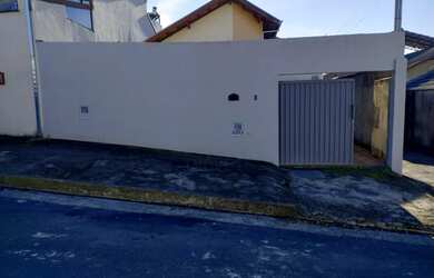 Imagem: A casa possui 3 Dormitórios, 1 Banheiro, 3 Vagas na garagem