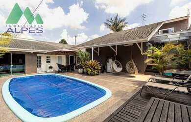 Imagem: A casa possui 5 Dormitórios, 4 Banheiros, 5 Vagas na garagem