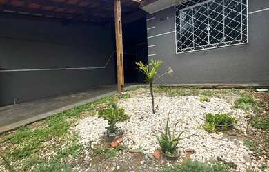 Imagem: A casa possui 2 Dormitórios, 1 Banheiro, 1 Vaga na garagem