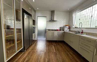 Imagem: A casa possui 3 Dormitórios, 2 Banheiros, 2 Vagas na garagem