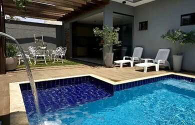 Imagem: A casa possui 3 Dormitórios, 4 Banheiros, 5 Vagas na garagem