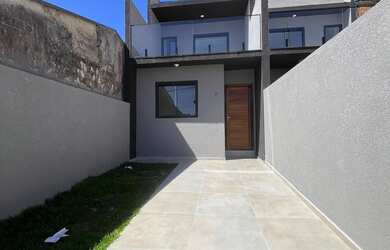 Imagem: A casa possui 3 Dormitórios, 2 Banheiros, 2 Vagas na garagem