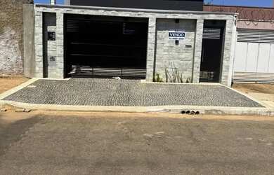 Imagem: A casa possui 3 Dormitórios, 4 Banheiros, 2 Vagas na garagem