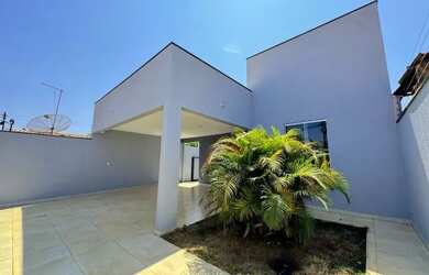 Imagem: A casa possui 3 Dormitórios, 2 Banheiros, 2 Vagas na garagem