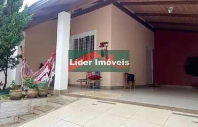 Imagem: A casa possui 3 Dormitórios, 2 Banheiros, 2 Vagas na garagem