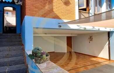 Imagem: A casa possui 3 Dormitórios, 3 Banheiros, 4 Vagas na garagem