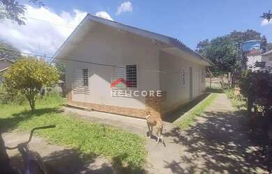 Imagem: A casa possui 3 Dormitórios, 1 Banheiro, 3 Vagas na garagem