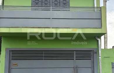 Imagem: A casa possui 3 Dormitórios, 2 Banheiros, 2 Vagas na garagem