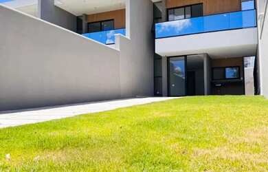 Imagem: A casa possui 4 Dormitórios, 4 Banheiros, 4 Vagas na garagem