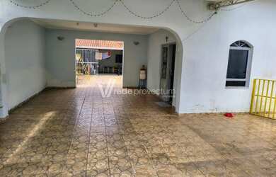 Imagem: A casa possui 2 Dormitórios, 3 Banheiros, 4 Vagas na garagem