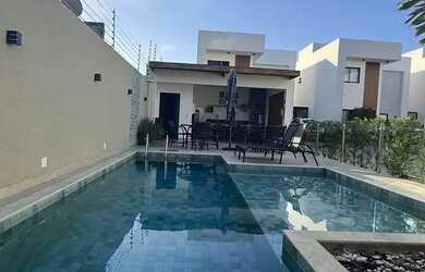 Imagem: A casa em condomínio possui 4 Dormitórios, 5 Banheiros, 2