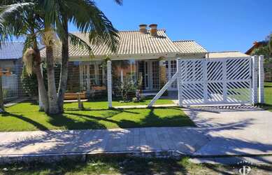 Imagem: A casa possui 3 Dormitórios, 3 Banheiros, 2 Vagas na garagem