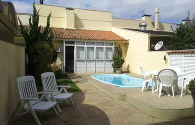 Imagem: A casa possui 3 Dormitórios, 4 Banheiros, 3 Vagas na garagem