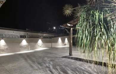 Imagem: A casa possui 3 Dormitórios, 2 Banheiros, 4 Vagas na garagem