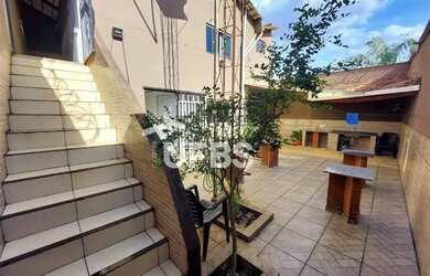 Imagem: A casa possui 4 Dormitórios, 5 Banheiros, 2 Vagas na garagem