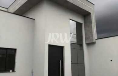 Imagem: A casa possui 3 Dormitórios, 2 Banheiros, 2 Vagas na garagem