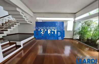 Imagem: A casa possui 4 Dormitórios, 5 Banheiros, 2 Vagas na garagem